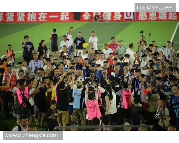 2018足球明星赛在贵阳盛大举行球迷热情高涨共庆足球盛宴 2018足球明星赛在贵阳盛大举行球迷热情高涨共庆足球盛宴