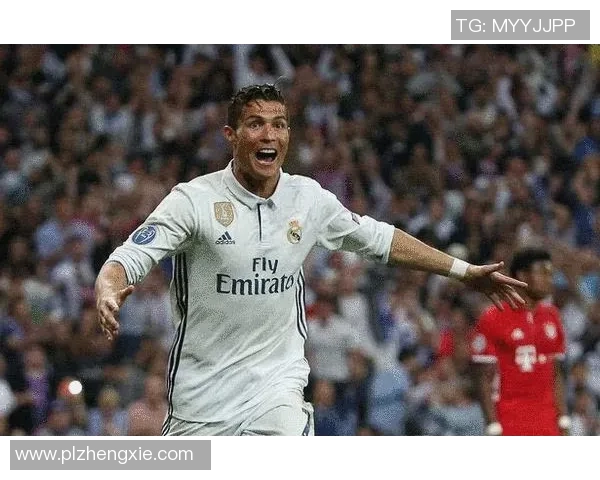 C罗足球明星小挂画展现传奇风采与激情瞬间的完美结合 C罗足球明星小挂画展现传奇风采与激情瞬间的完美结合